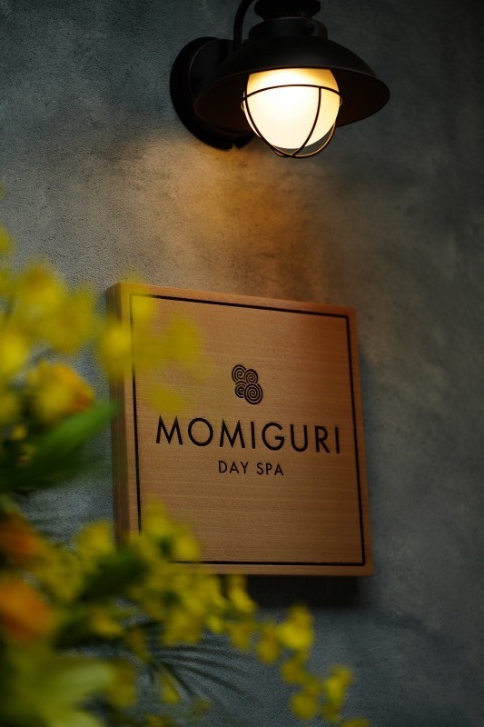 店舗の看板と季節の花