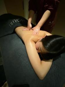 マッサージを受ける女性