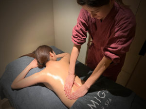 アロマリンパマッサージを受ける女性