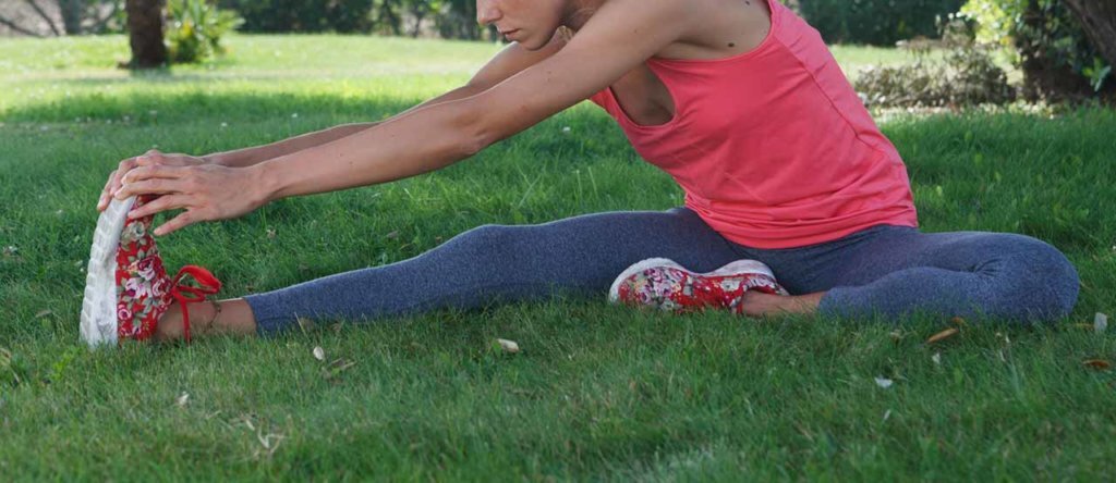 ストレッチをする女性