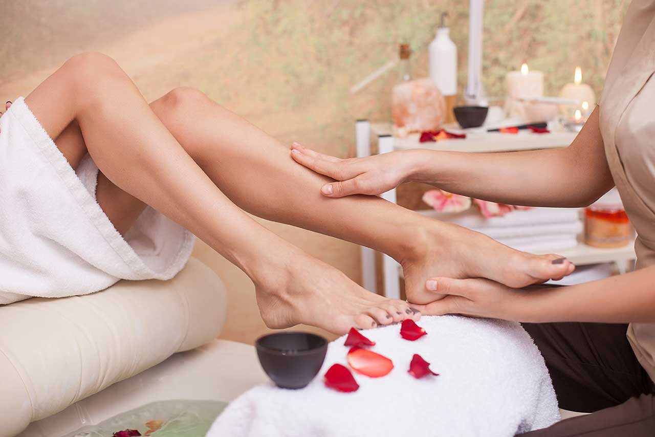 スパでリフレを受ける女性