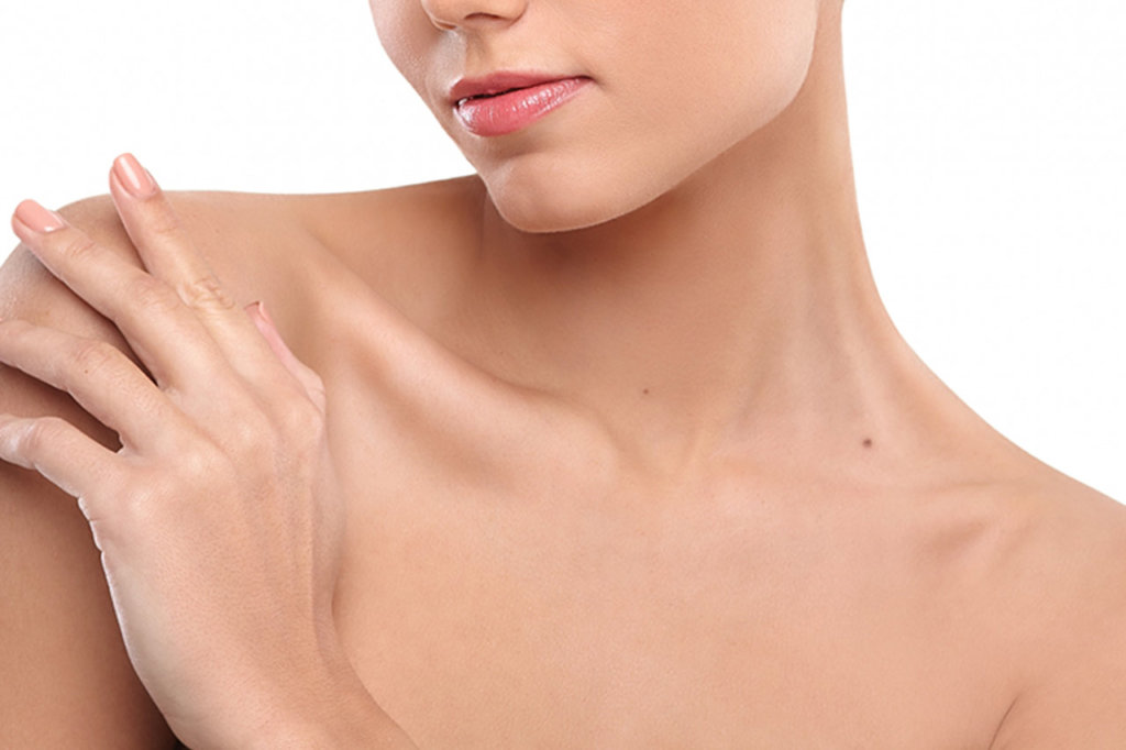 デコルテが美しい女性