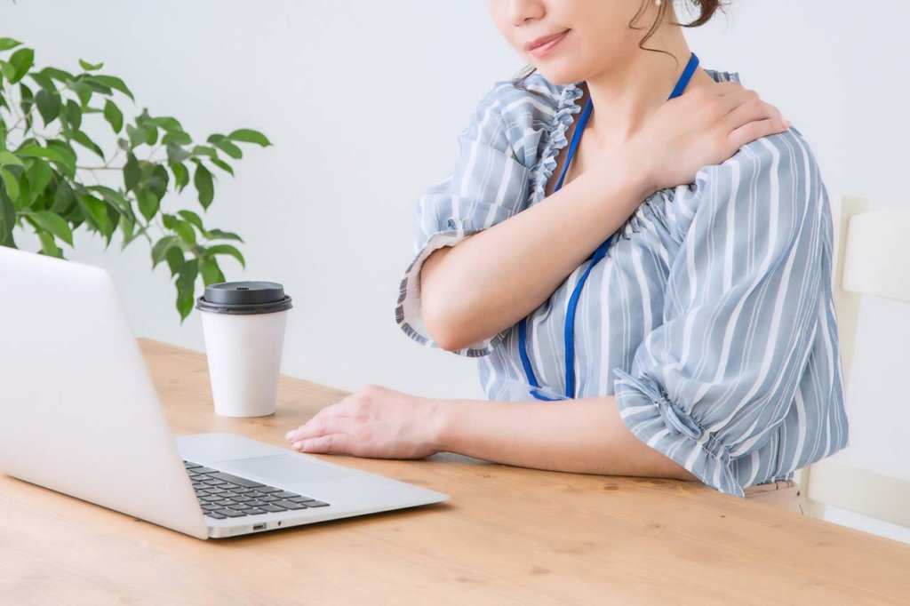 デスクワークで肩が凝る女性