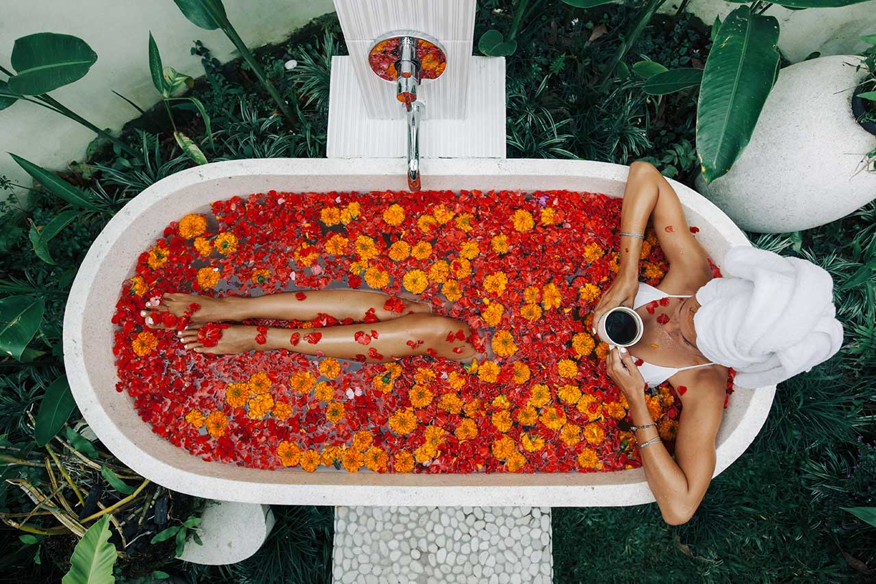 フラワーバスに入る女性