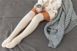 冷え性の女性が紅茶を飲んでいる