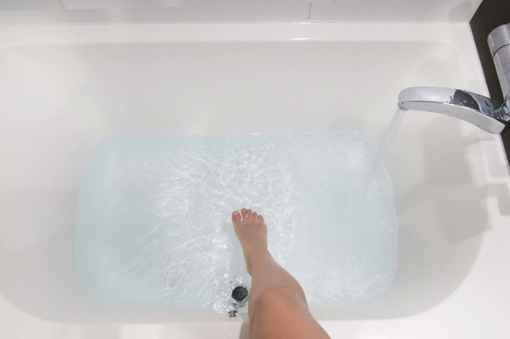 湯船に足を入れる女性