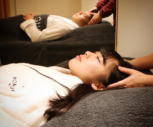 ペアでマッサージを受けるカップル